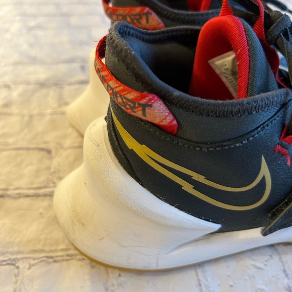 NIKE FUTURE COURT BLACK/RED/GOLD YOUTH SIZE 5 BASKETBALL SHOES FROM (2020) - Picture 8 of 9